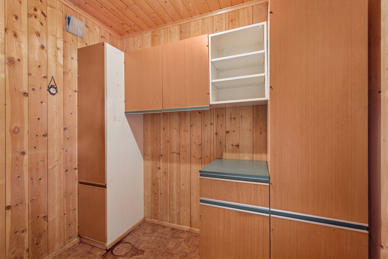 Bod i underetasjen med lagringsplass i skap. Galleribilde