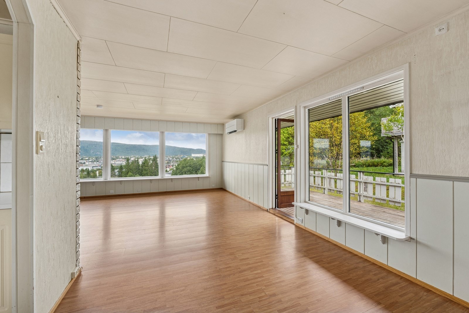 Fra stuen er det direkte tilgang til en terrasse, noe som gir gode muligheter for utendørs opphold og naturlig forlengelse av oppholdsrommet. Galleribilde