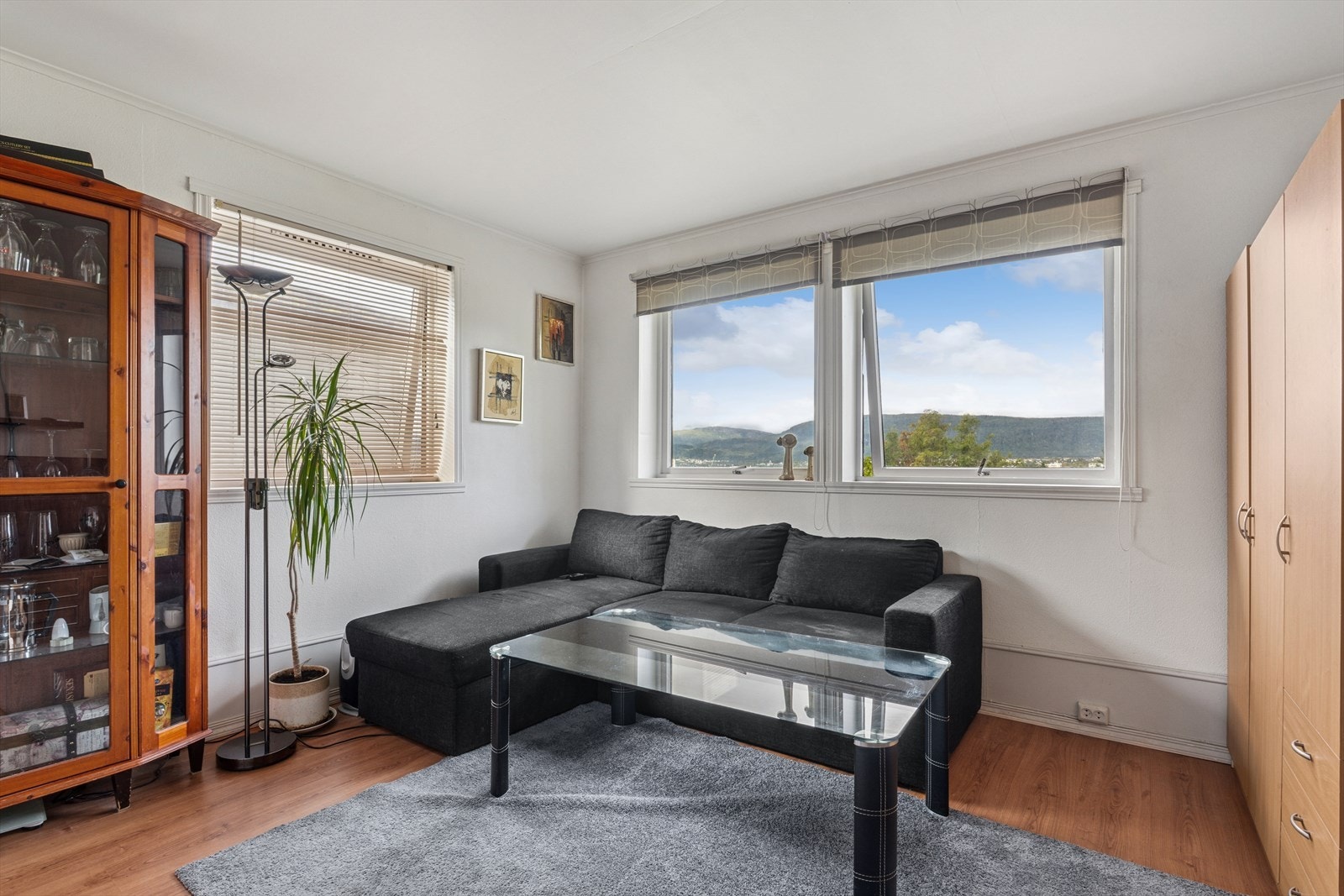 Stuen i hybelen har god møbleringsfrihet, med plass til både sittegruppe og øvrig innredning etter behov. Galleribilde