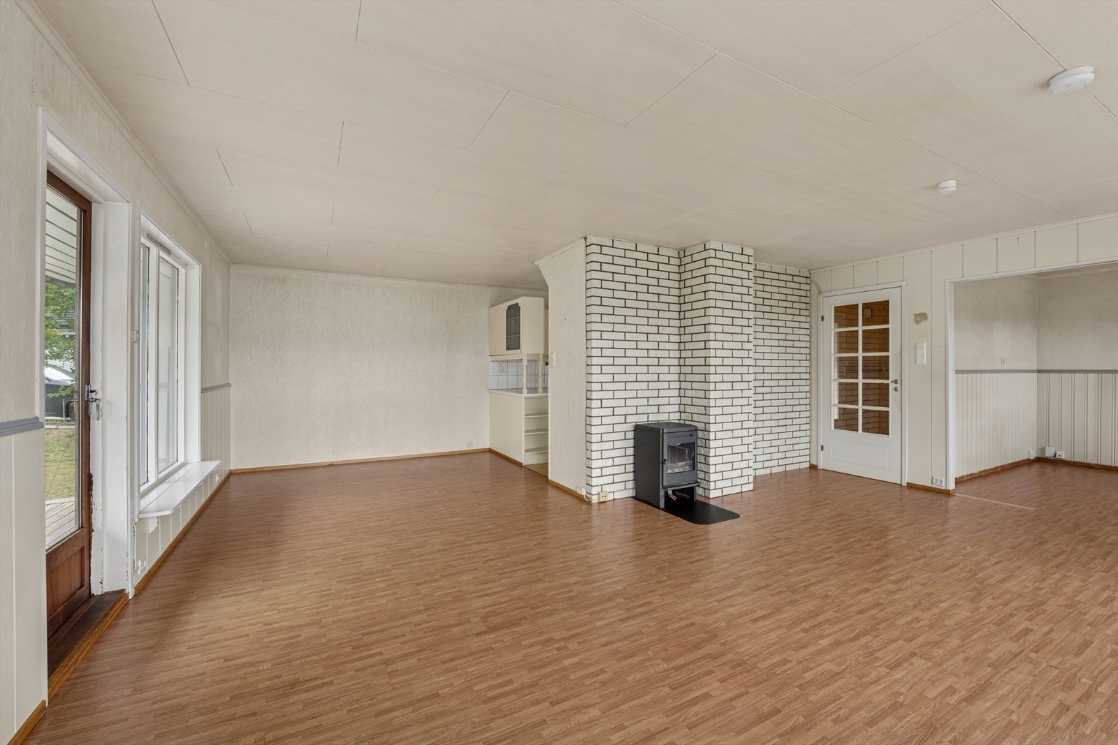 Her får du rikelig med plass til både sofagruppe, spisebord og øvrig møblering, perfekt for hyggelige sammenkomster og avslappende hverdager. Galleribilde