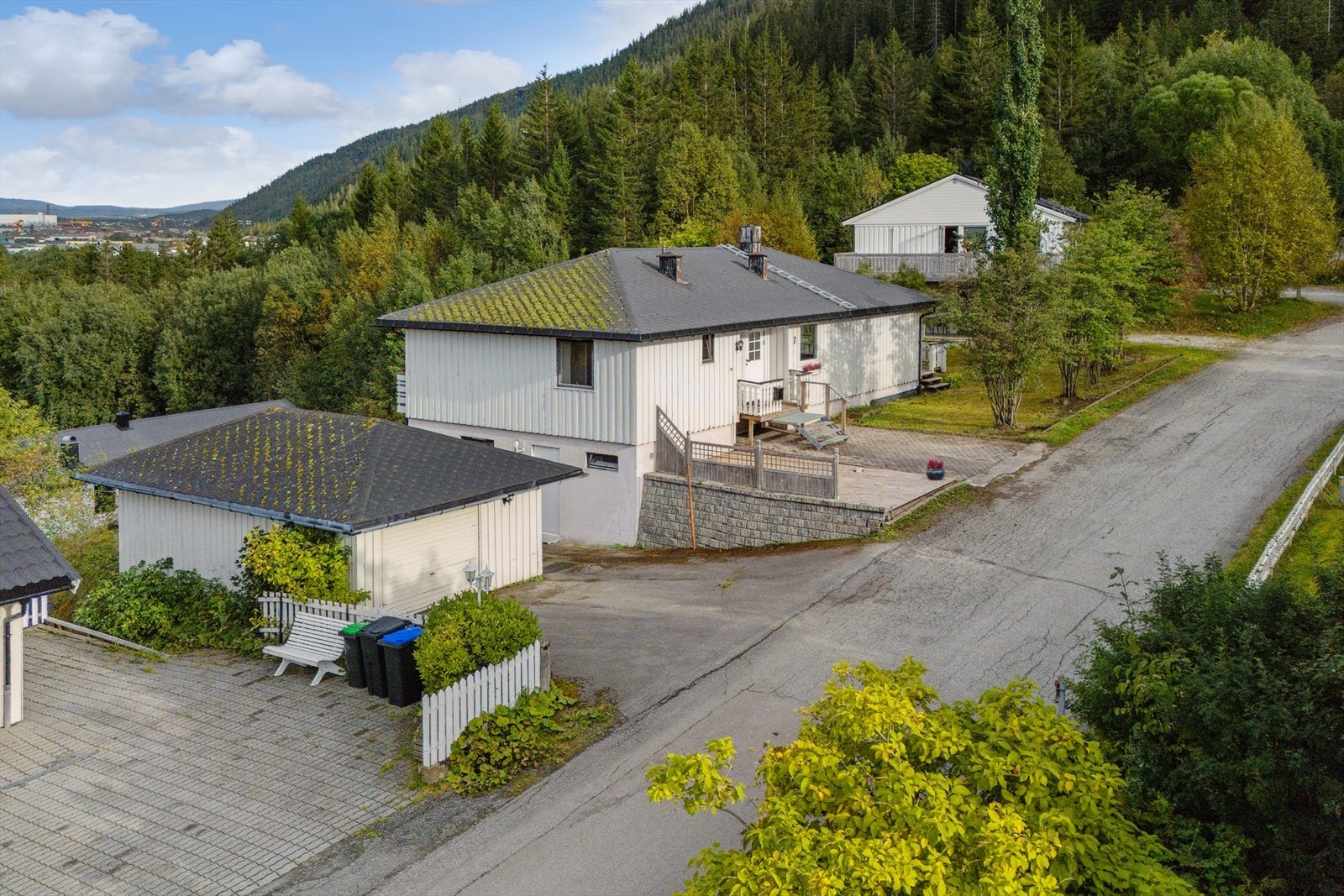 Velkommen til Symrebakken 7, presentert av Finn Hugo Amundsen for DNB Eiendom. Galleribilde