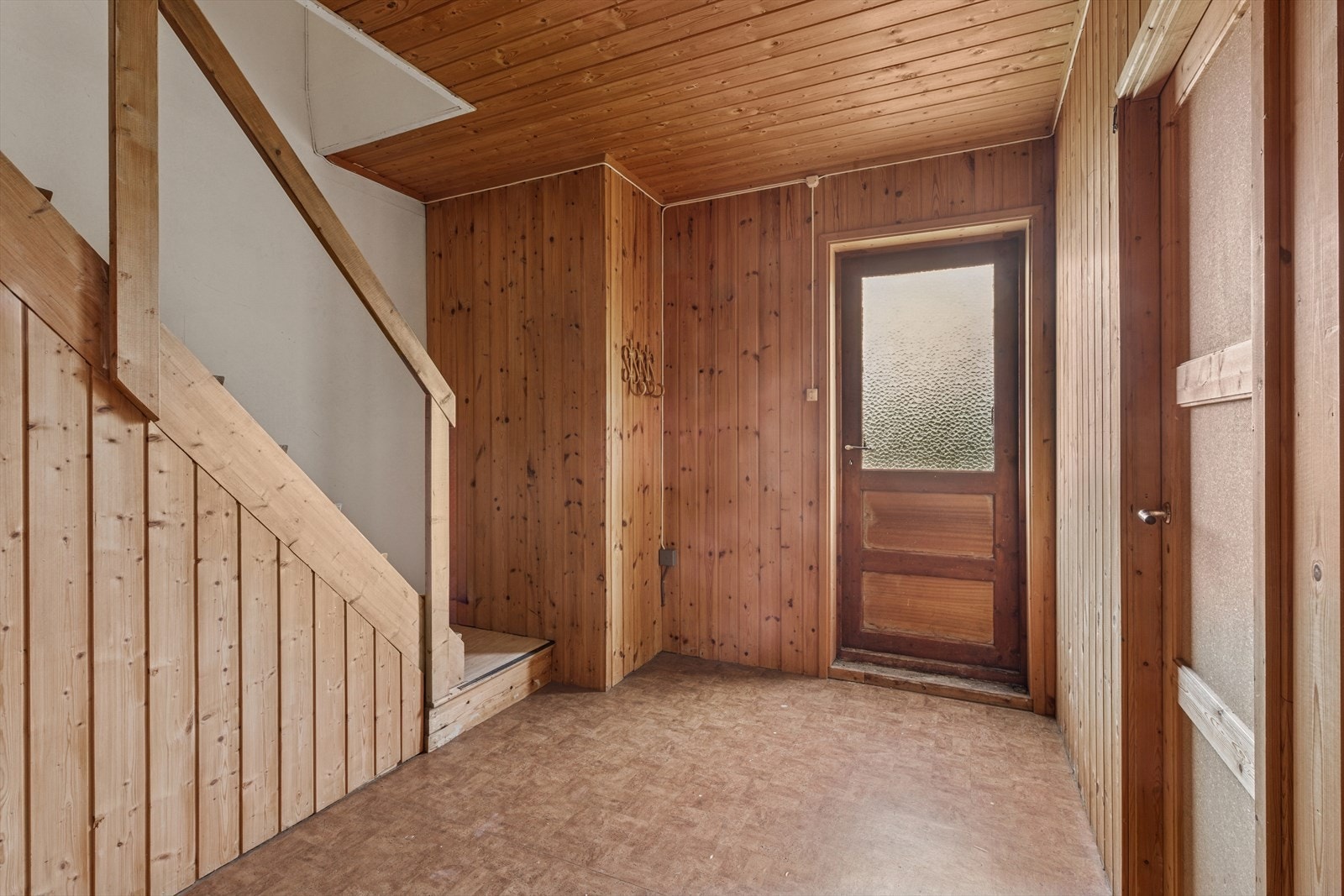 Underetasjen har en utgangsdør som gir direkte tilgang til boligens hoveddel via innvendig trapp, noe som sikrer en praktisk og funksjonell forbindelse mellom etasjene. Galleribilde