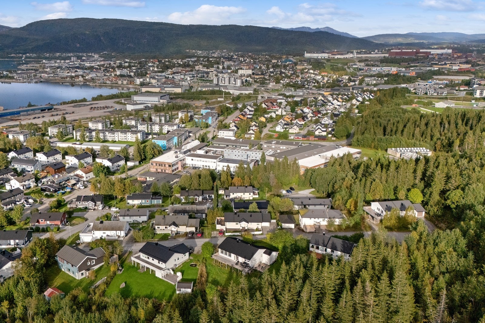 Området har gode transportforbindelser med Mo i Rana lufthavn Røssvoll kun 20 minutter unna med bil, og Mo i Rana stasjon ca. 19 minutter fra eiendommen. Galleribilde