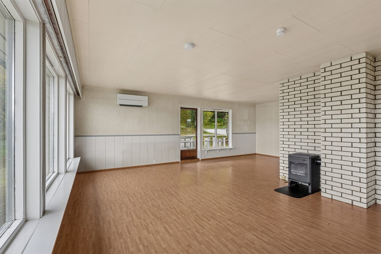 I stuen er det montert en vedovn som gir behagelig varme og skaper en lun og koselig atmosfære. Galleribilde