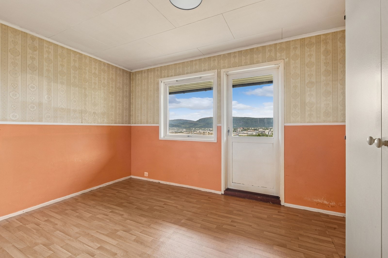 Soverommet i første etasje har direkte tilgang til balkong, noe som gir mulighet for utendørs opphold og ekstra dagslys til rommet. Galleribilde