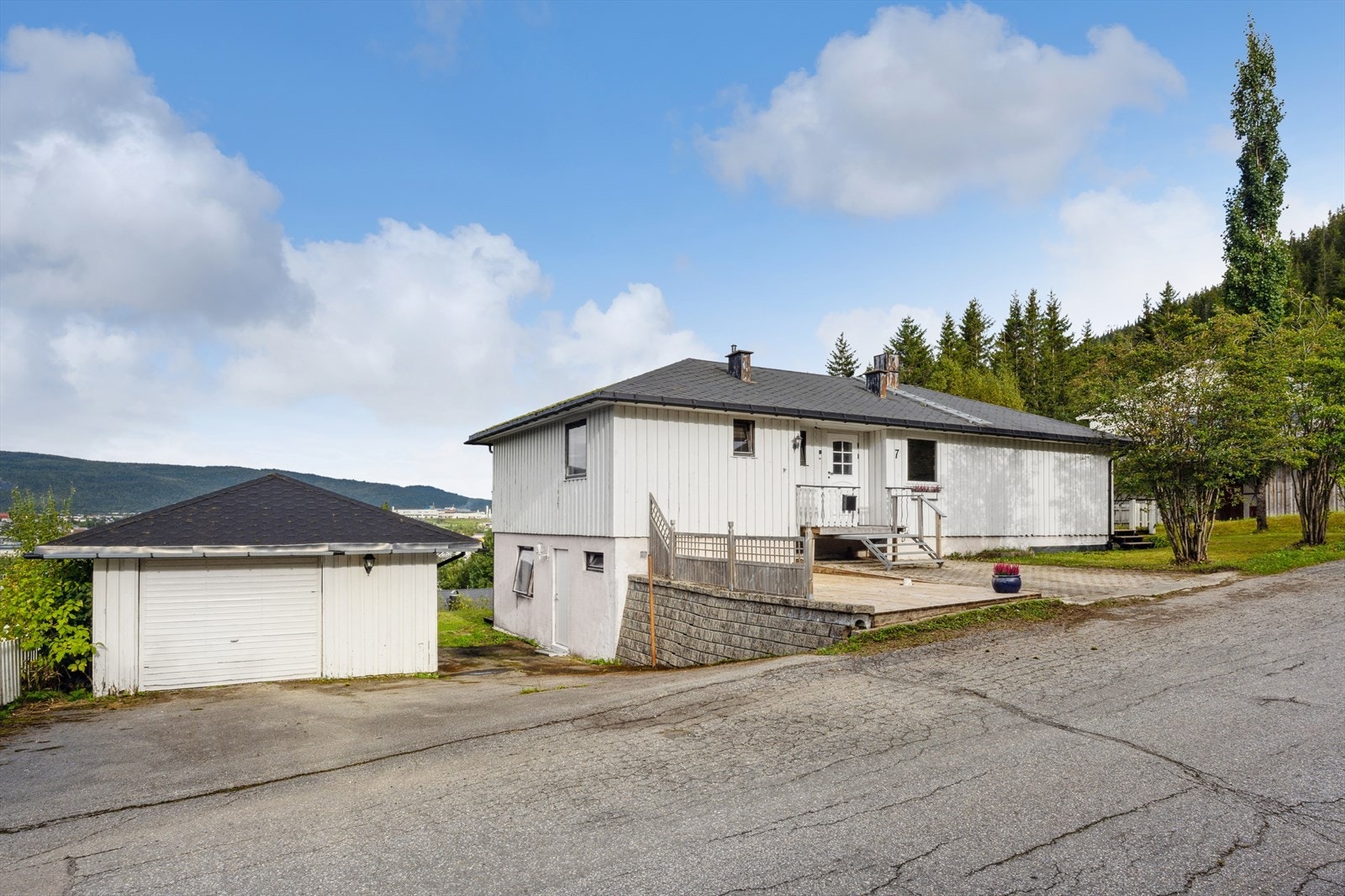 Parkering i garasje og på tomten. Galleribilde
