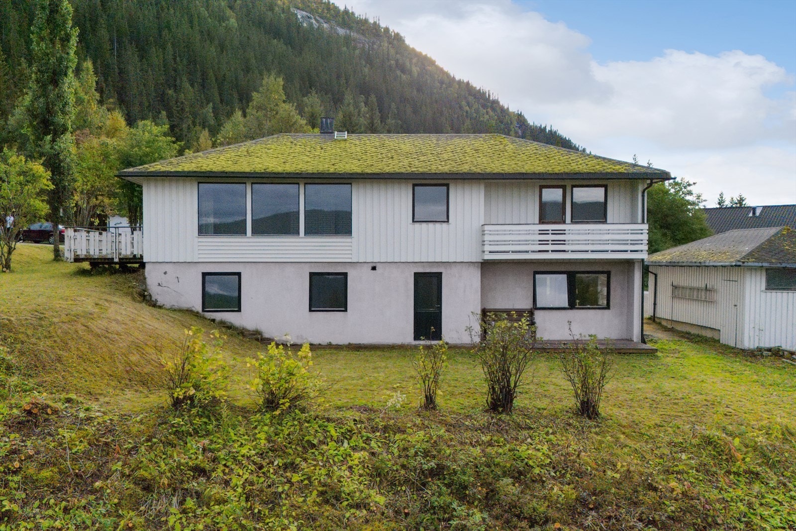 Eiendommen ligger i et veletablert boligområde ytterst på Langneset, sør for sentrum av Mo i Rana. Galleribilde