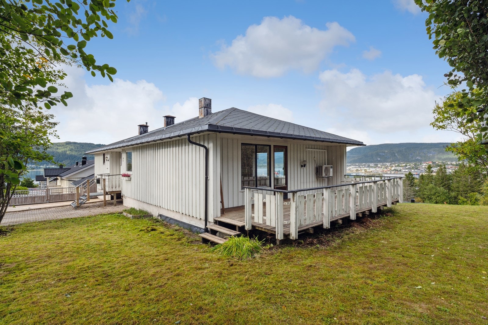 Fra eiendommen kan du nyte gode utsiktsforhold. Galleribilde