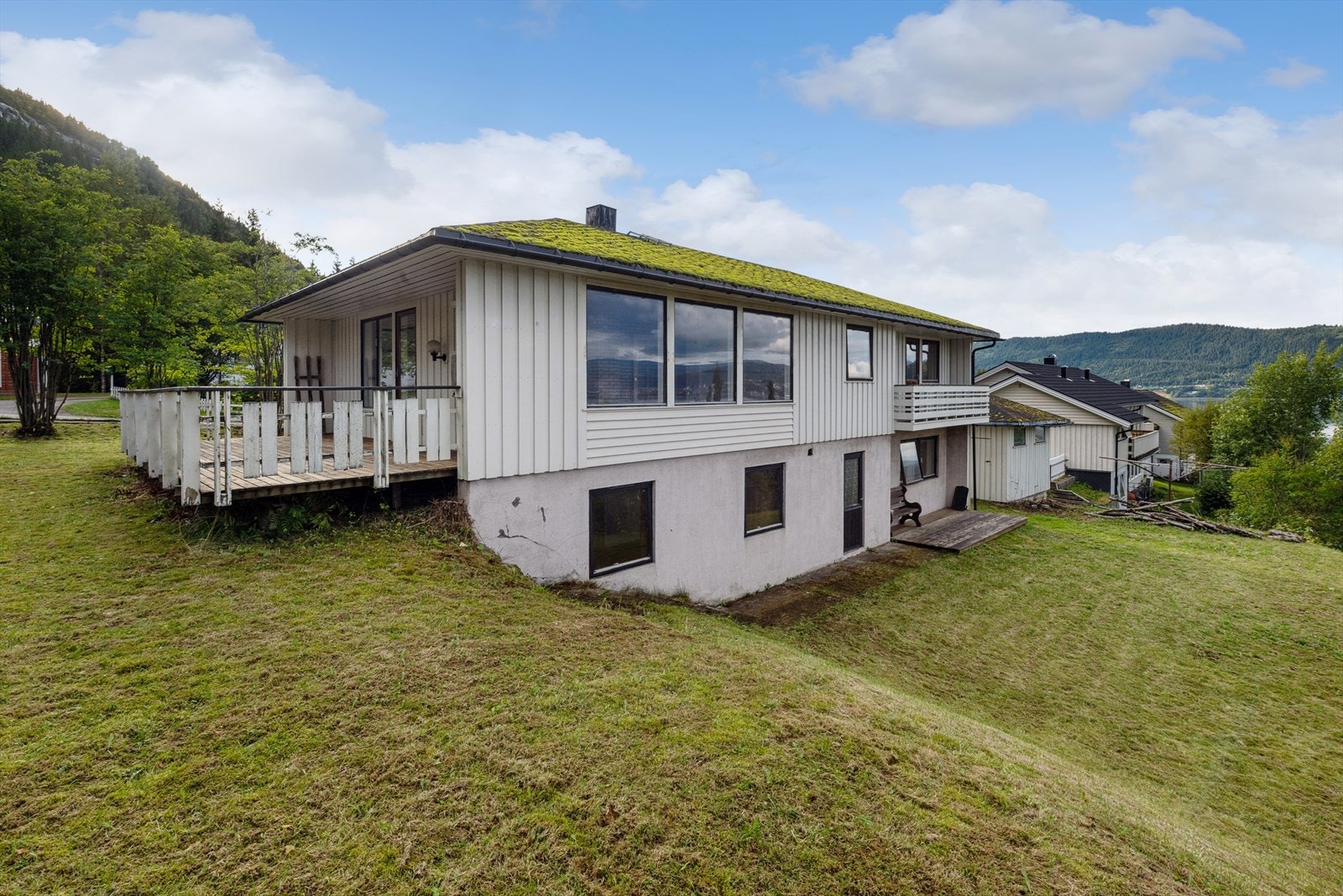 Tomten er opparbeidet med plen og annen beplantning. Galleribilde