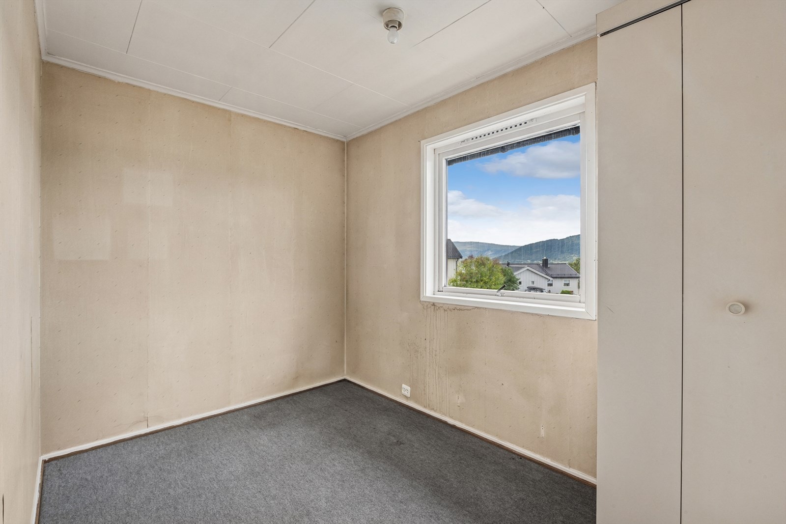 Soverom i første etasje med plass til seng og garderobeløsning. Galleribilde