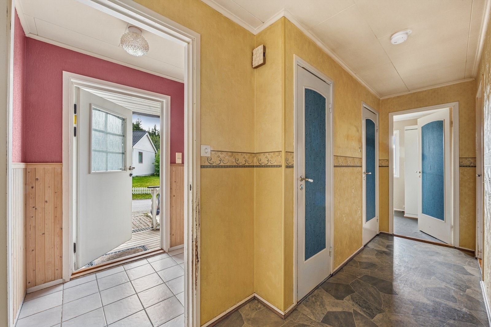 Entreen som ønsker deg velkommen inn har plass til å henge fra seg yttertøy og plassere fottøy. Galleribilde