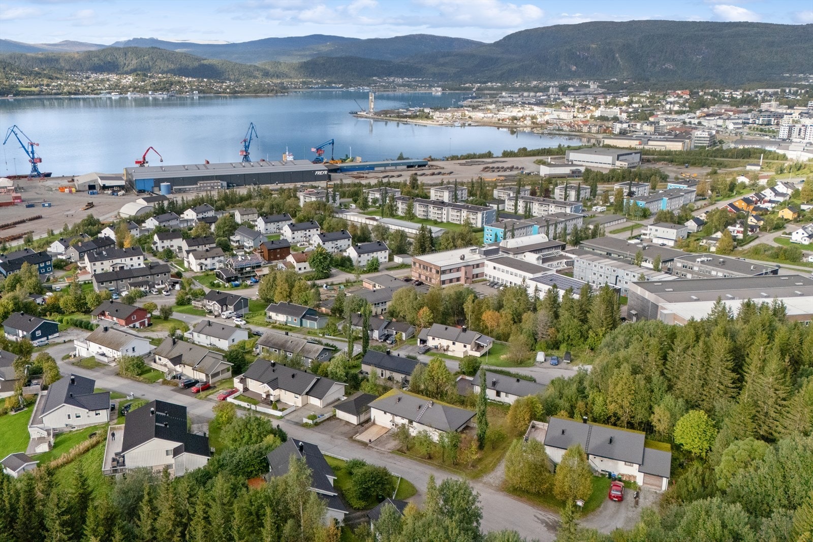 Fra boligen kan du nyte flott utsikt mot byen, Ranfjorden og de omkringliggende fjellene. Galleribilde