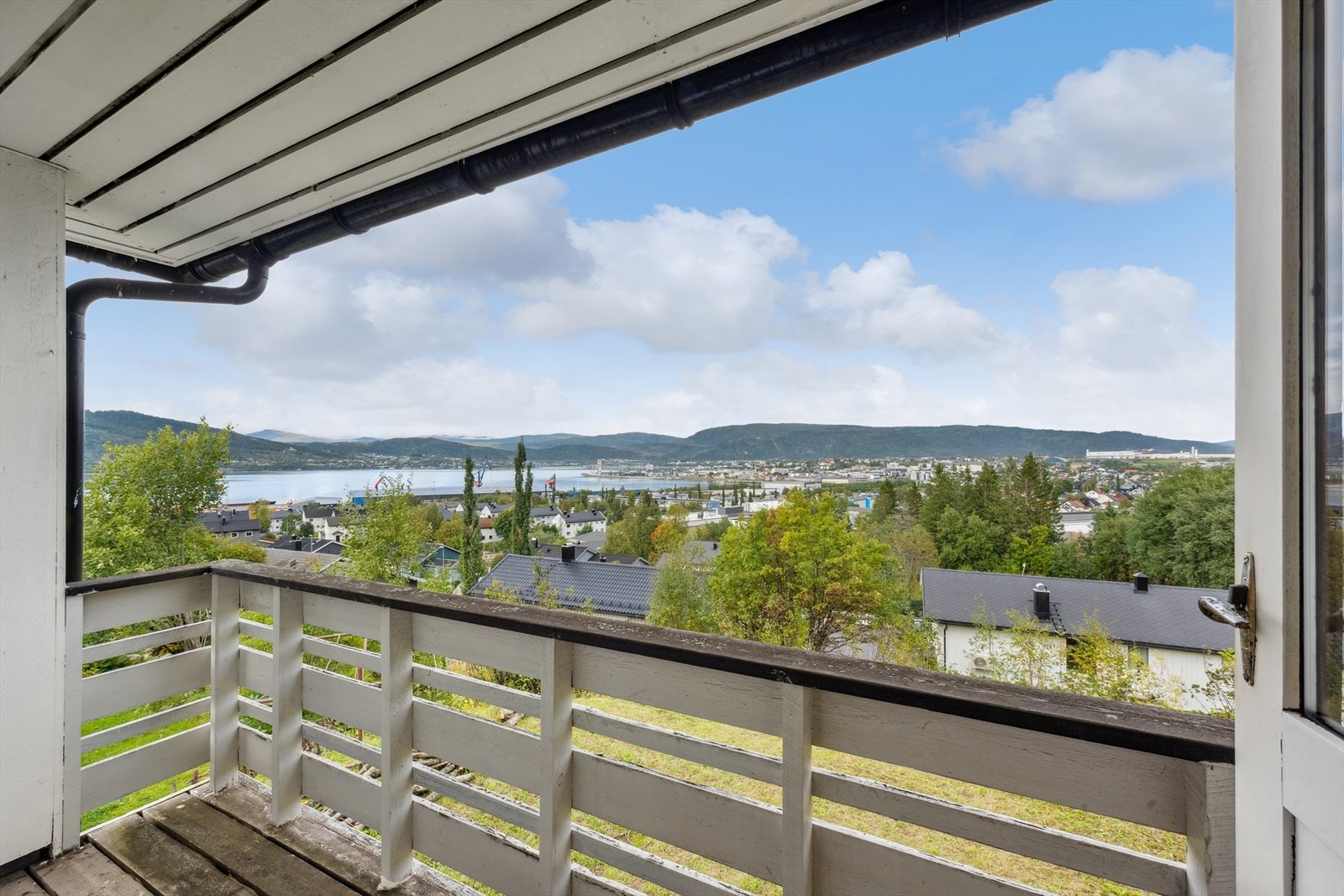 Fra balkongen har man mulighet til å nyte en vakker utsikt. Galleribilde