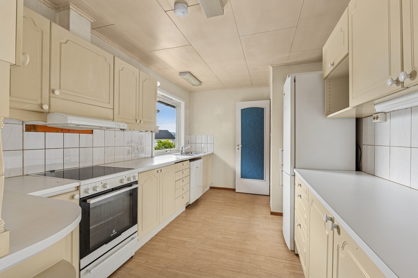 Kjøkkenet er tilrettelagt for plassering av frittstående hvitevarer, noe som gir fleksibilitet ved valg og utskifting av kjøkkenutstyr. Galleribilde