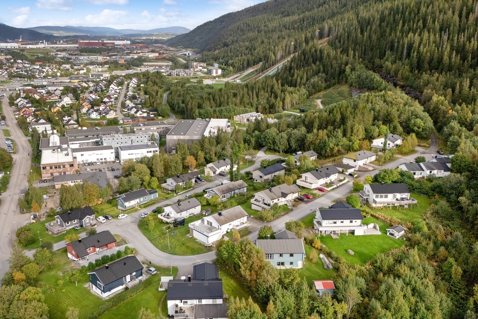 Fra boligen kan du nyte en flott utsikt mot byen, Ranfjorden og de omkringliggende fjellene. Galleribilde