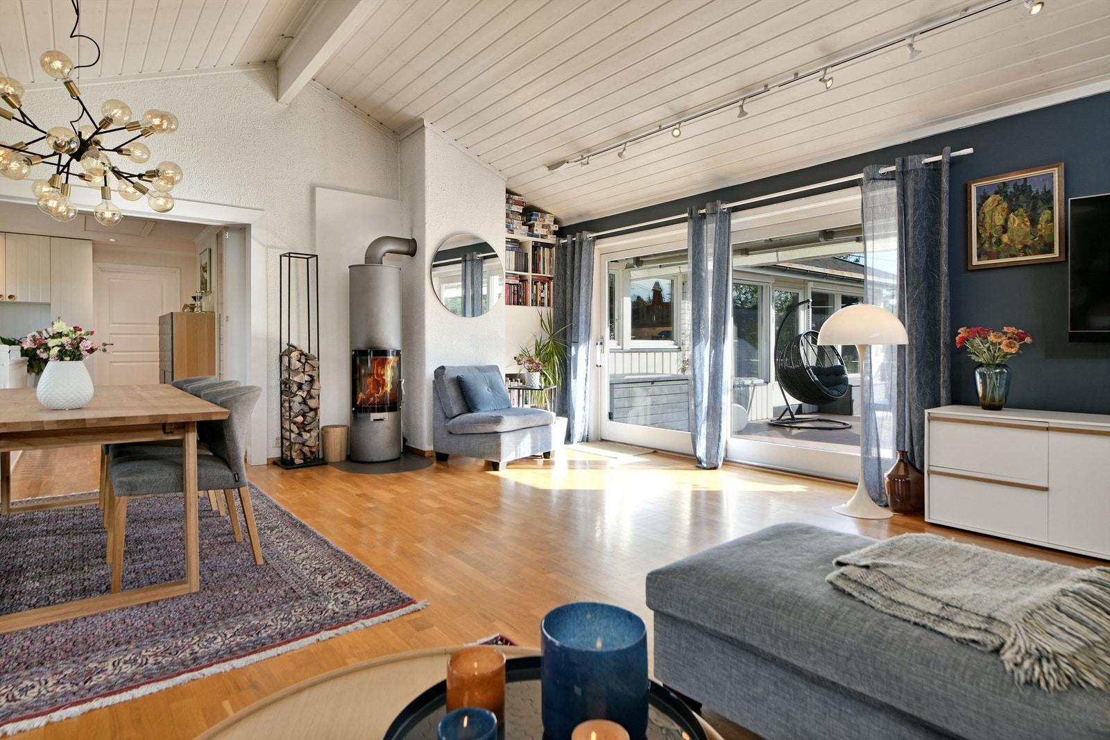 Stue - vinduer fra flere sider som gir rikelig med naturlig lys og en luftig atmosfære - utgang til vest-vendt terrasse på ca. 63 kvm Galleribilde