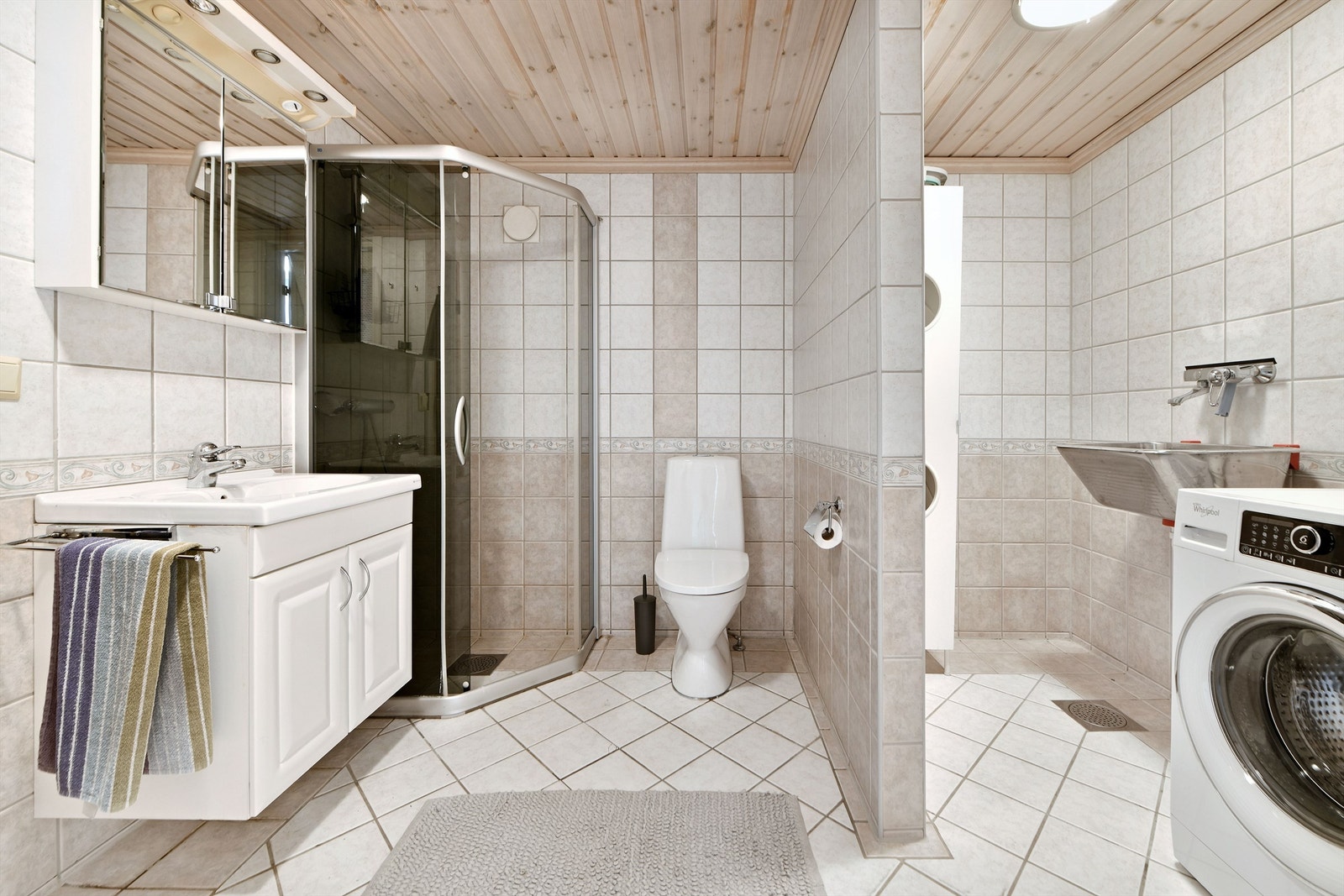 Innredet som hybel - bad - flislagt gulv med gulvvarme - badet er innredet med vegghengt servantinnredning med profilerte, lyse fronter og heldekkende servant - dusjnisje med glassdør - opplegg for vaskemaskin Galleribilde