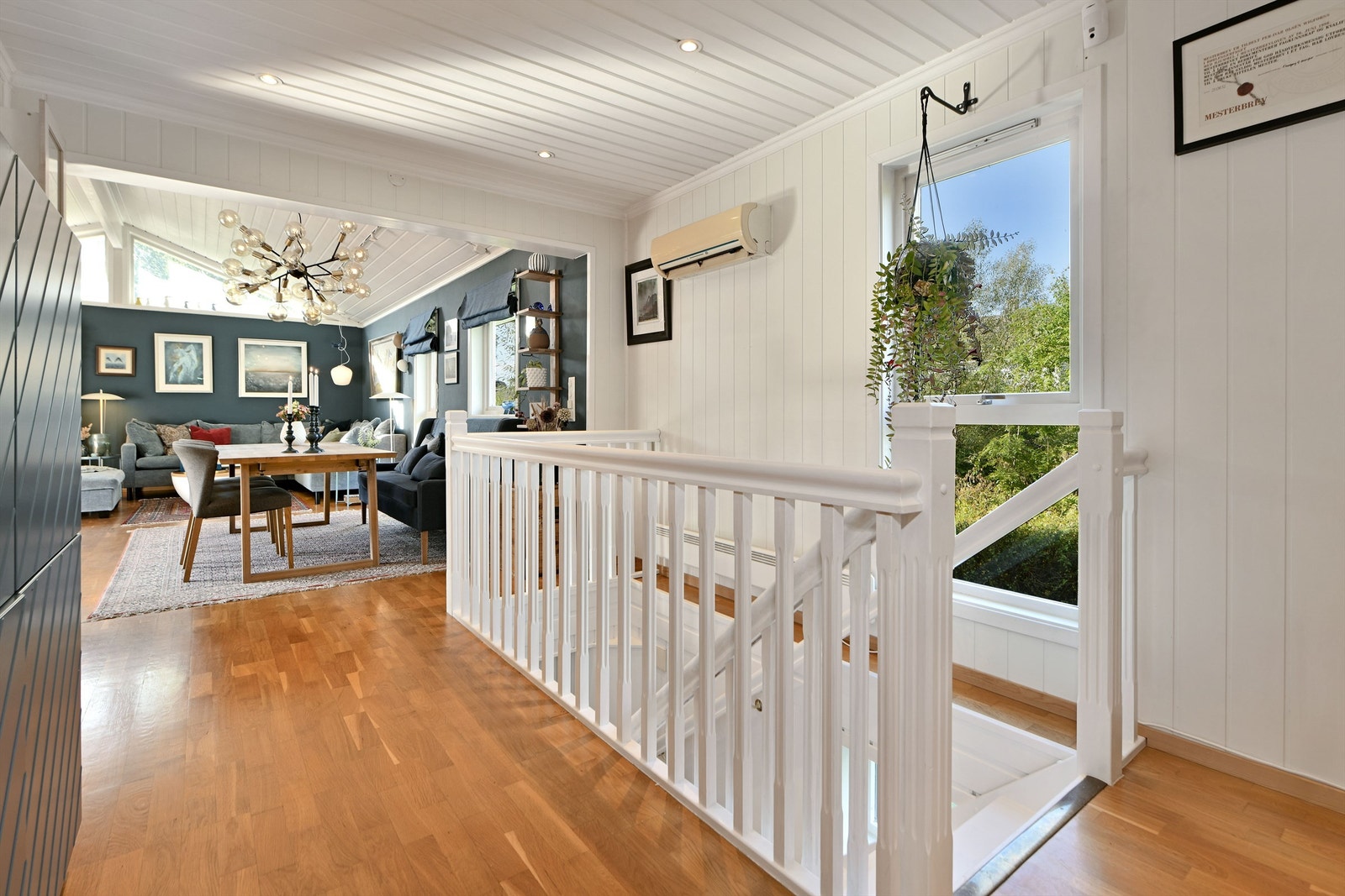 Stue - trapp plassert i stue med videre adkomst til underetasjen - varmepumpe fra ukjent årstall Galleribilde