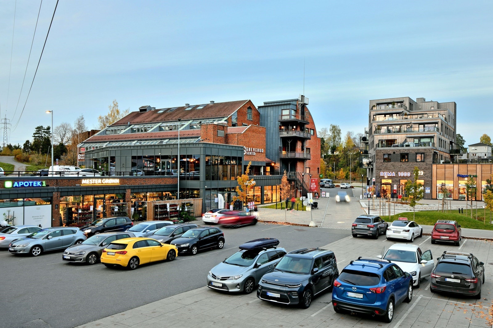 Greverud Torg med bl.a. Meny og Rema 1000 matbutikk, café, restaurant, legekontor, apotek, m.m. Galleribilde