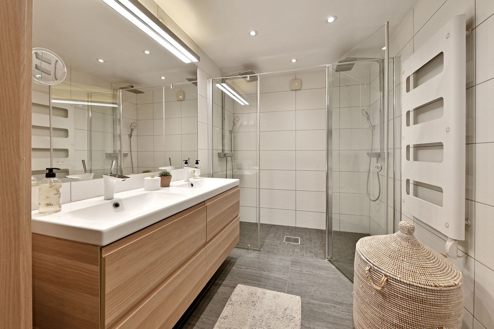 Bad - baderom rehabilitert i 2013 med flislagt gulv og gulvvarme - downlights i himling - dusjnisje med glassdør og glassfelt, utstyrt med to dusjarmaturer Galleribilde