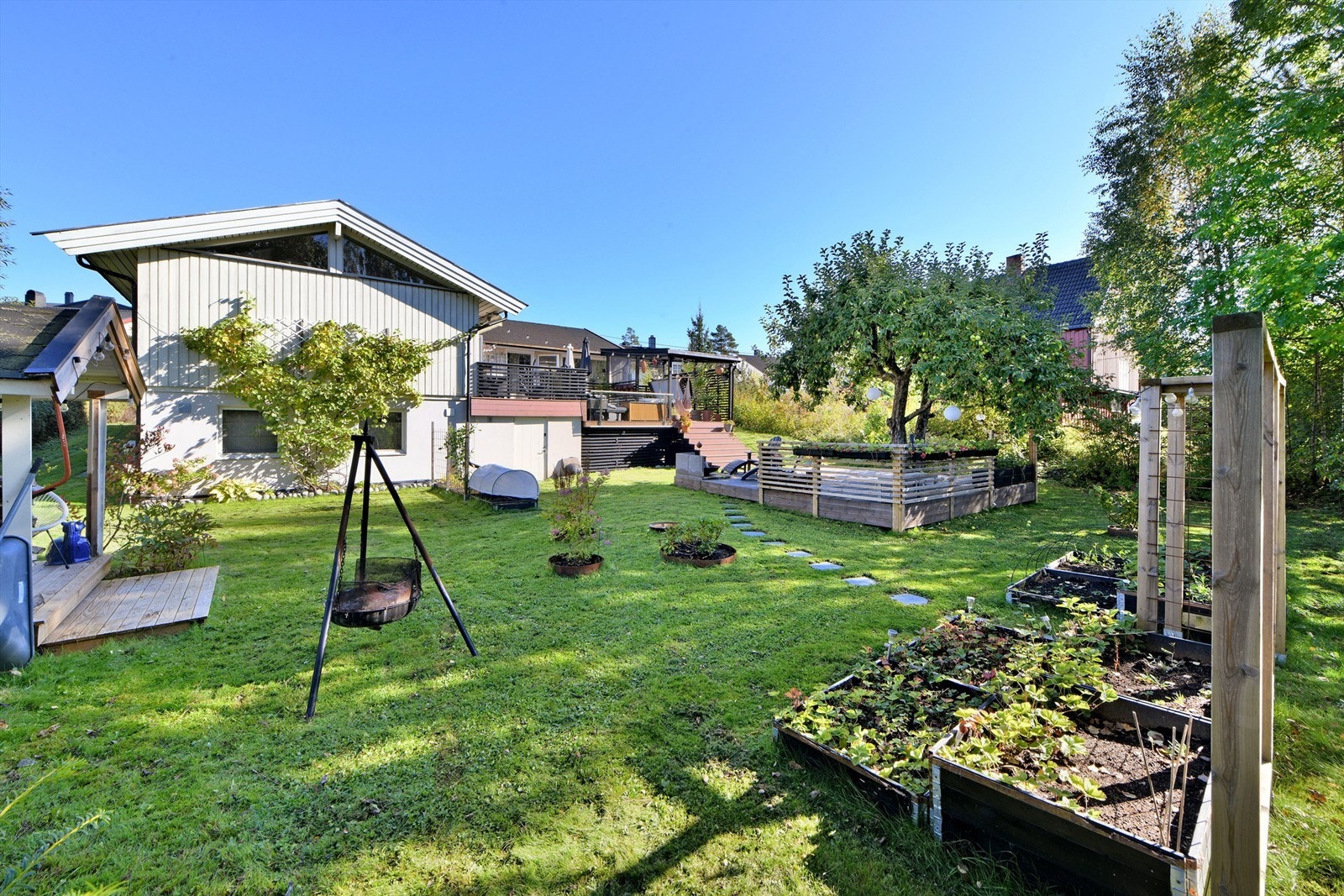 Uteområde - lettstelt hage med plass til diverse leker for barna Galleribilde