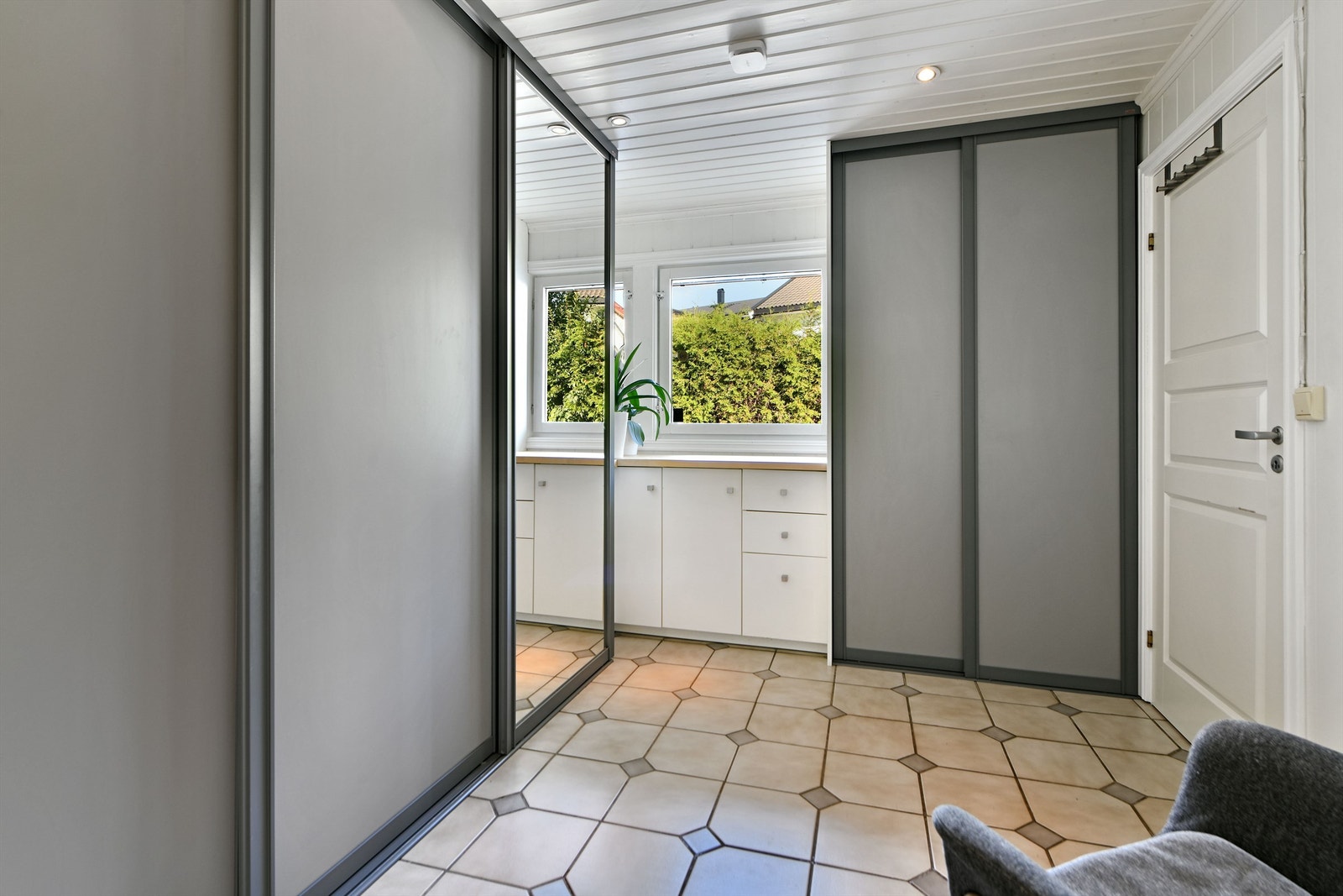 Gang - skyvedørsgarderobe med masse plass til lagring Galleribilde