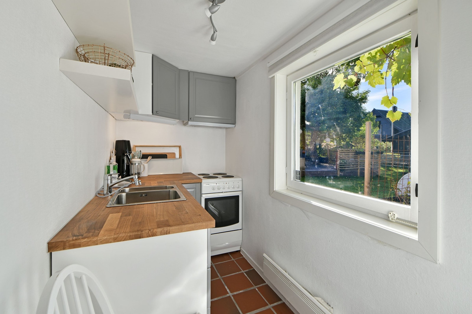 Innredet som hybel - kjøkken - innredning fra 2020 med profilerte fronter og benkeplater av heltre Galleribilde