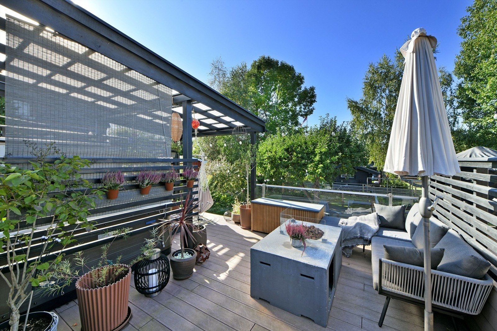 Uteområde - egen terrasse med boblebad og koselig sofakrok Galleribilde