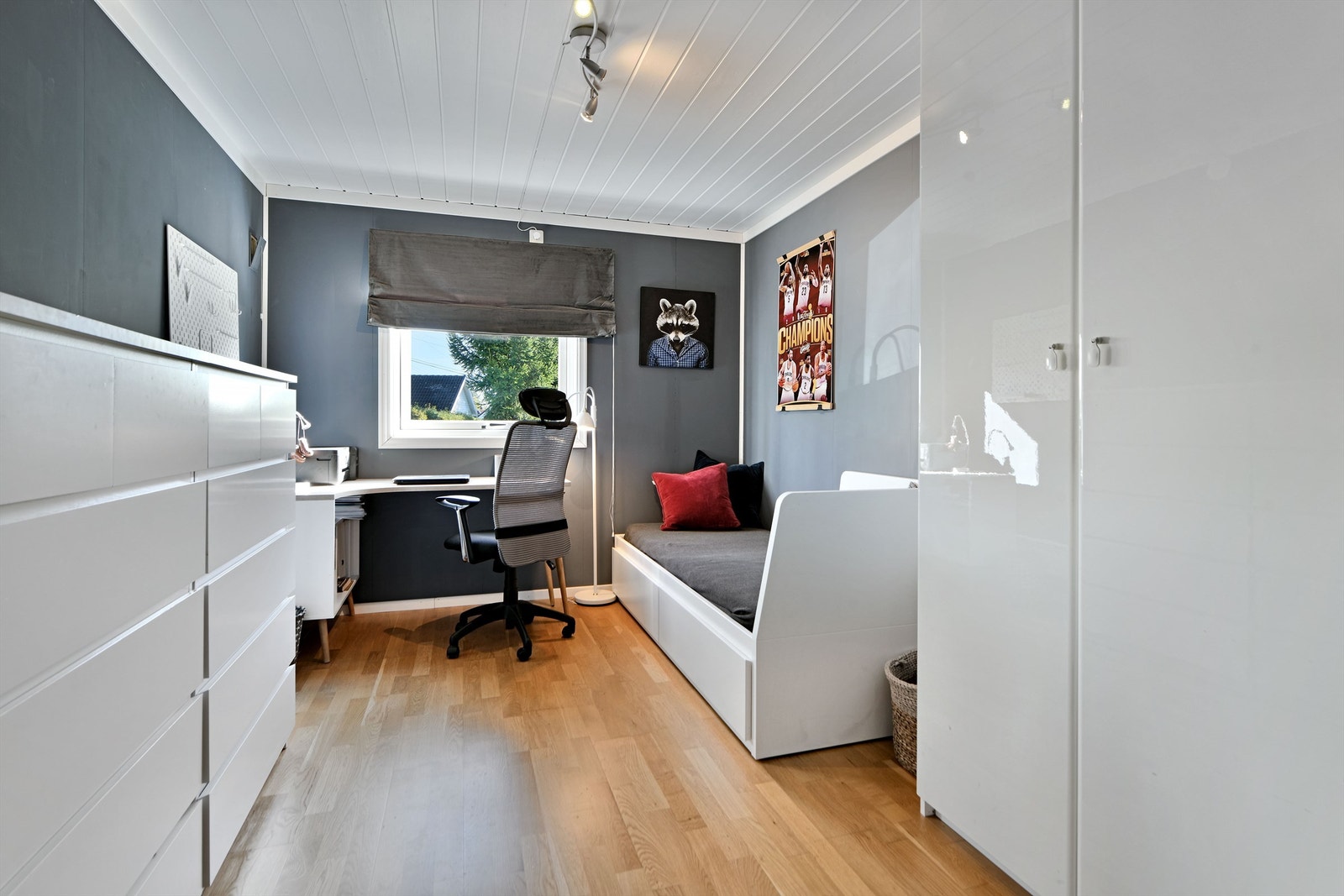 Soverom 2 - god plass til dobbeltseng og garderobeløsning - vindu orientert mot sør Galleribilde