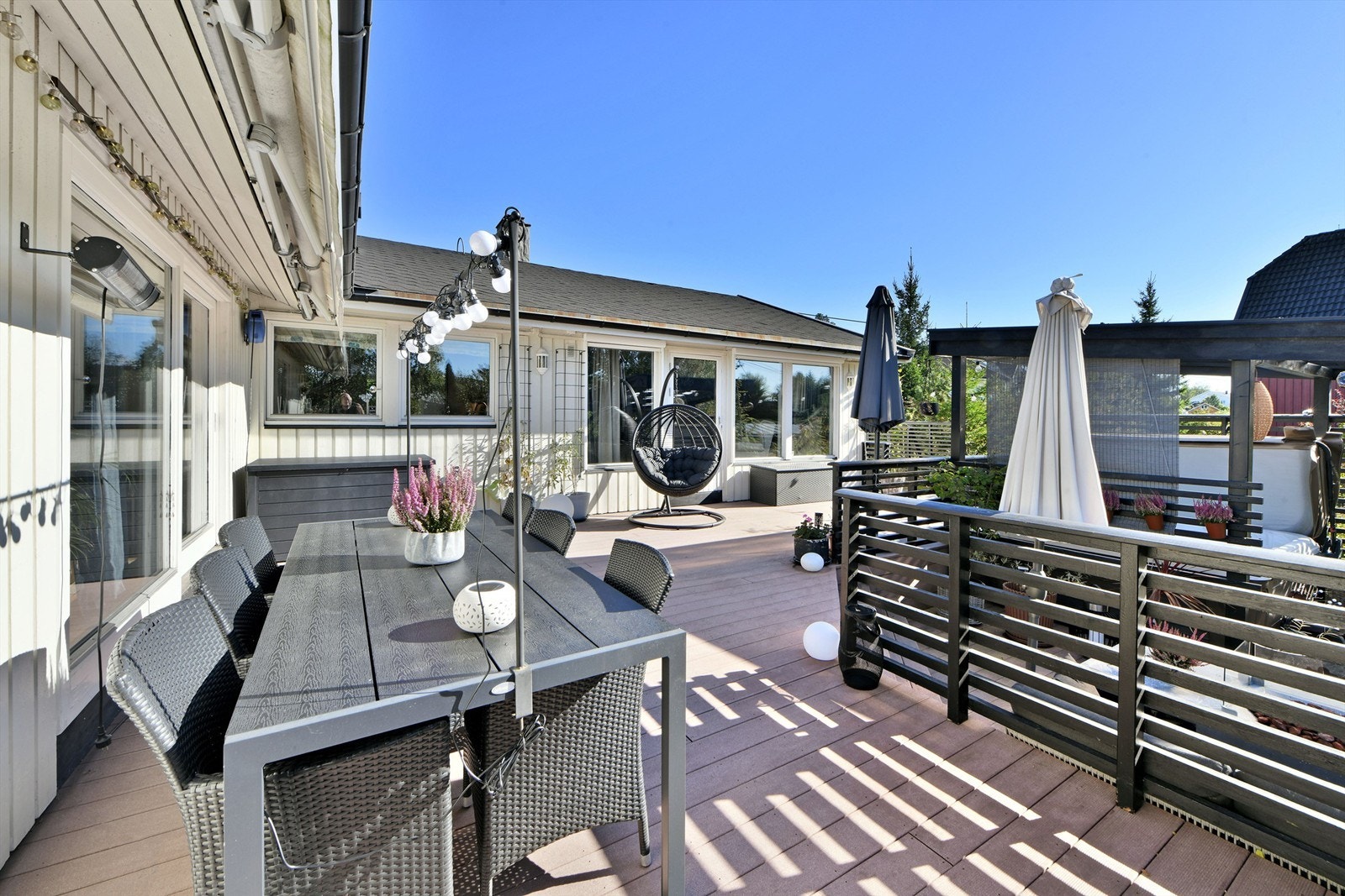 Uteområde - romslig terrasse med god plass til både spisebord og sittegrupper Galleribilde