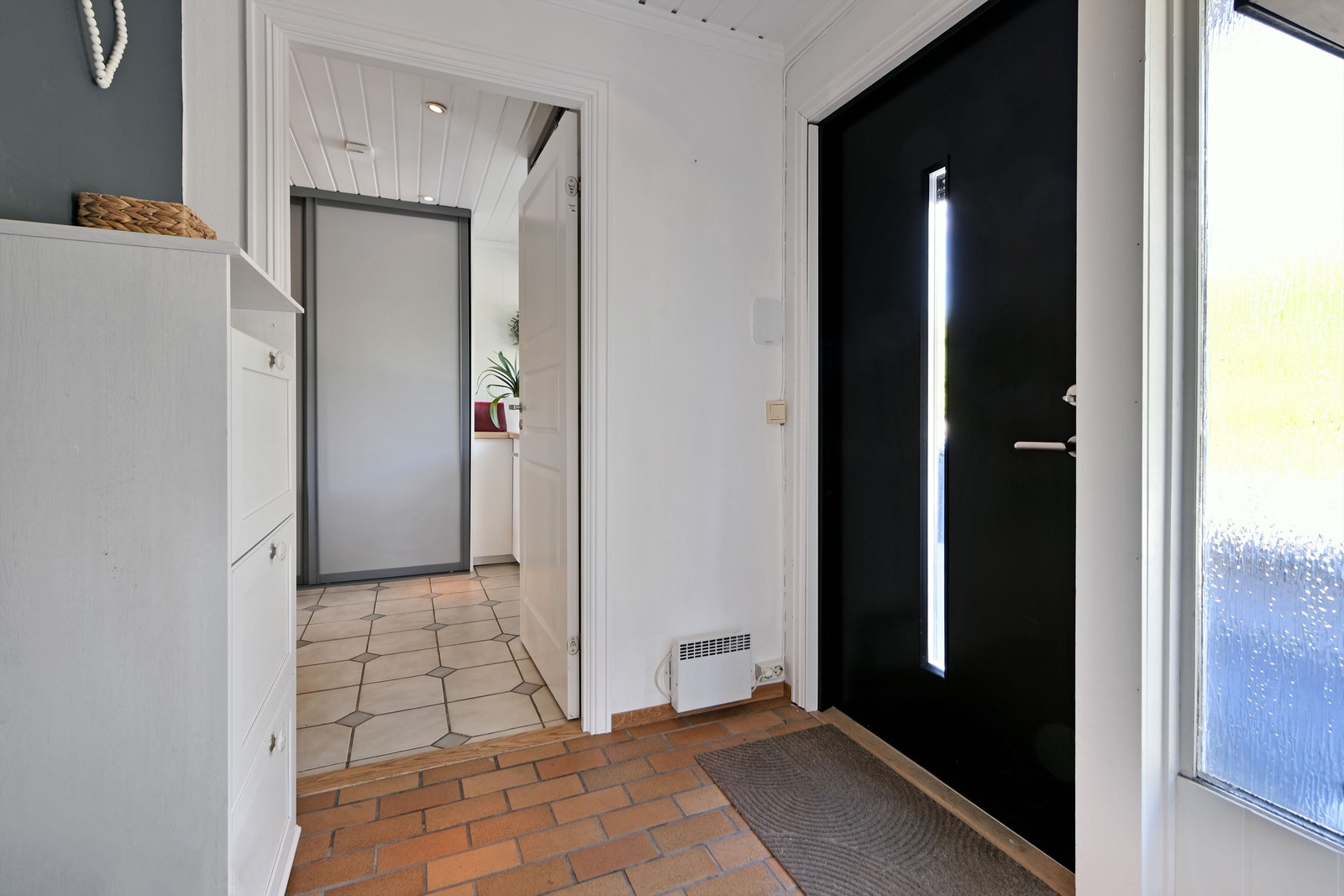 Entré - plass til skohylle - videre adkomst til gang og soverom Galleribilde