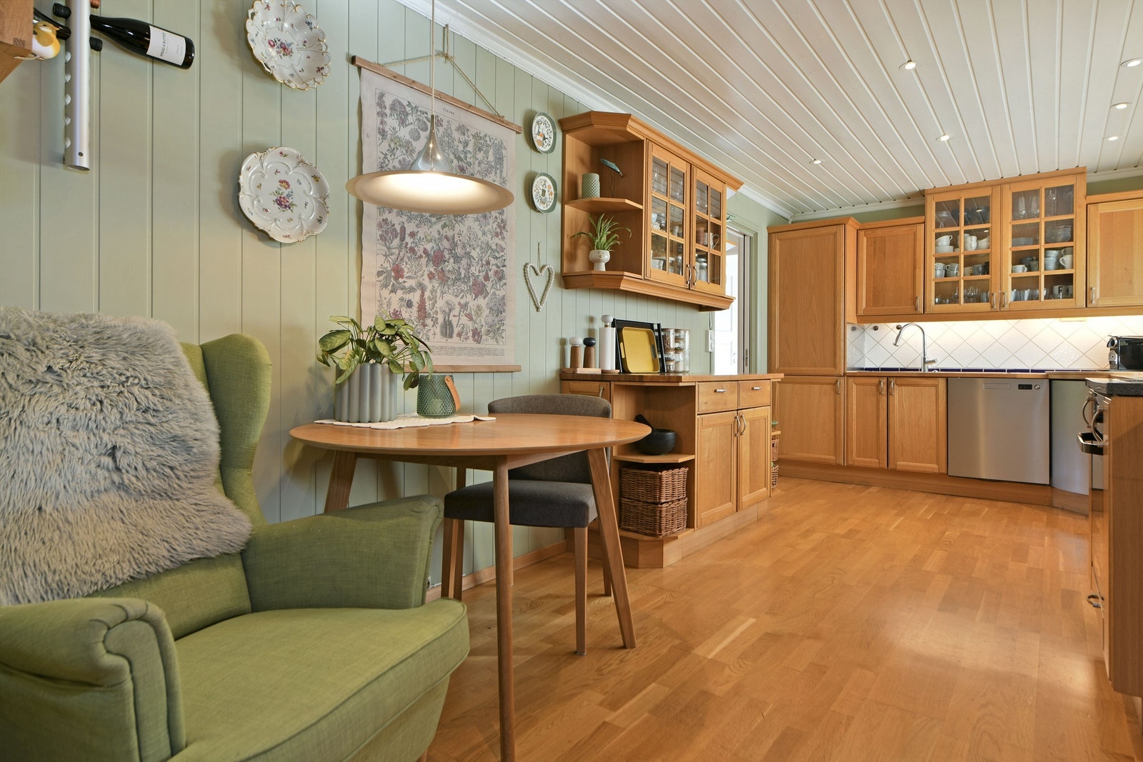 Kjøkken - plass til et større spisebord på kjøkken Galleribilde