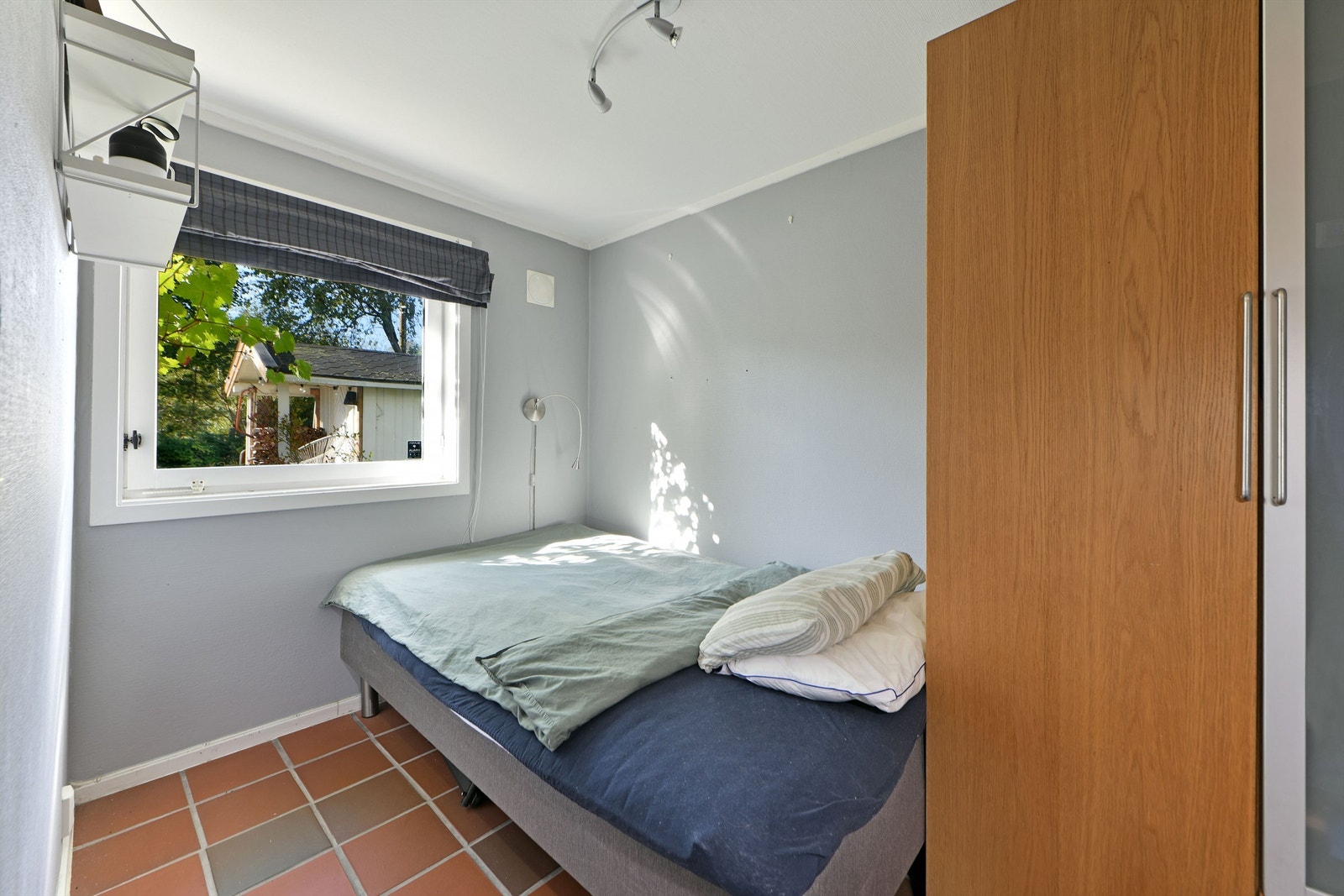 Innredet som hybel - soverom - plass til dobbeltseng - vindu orientert mot vest - dagens soverom var byggemeldt som arbeidsrom (regnes som oppholdsrom), men det er usikkert om rommet oppfyller dagens krav for å kunne godkjennes som soverom Galleribilde