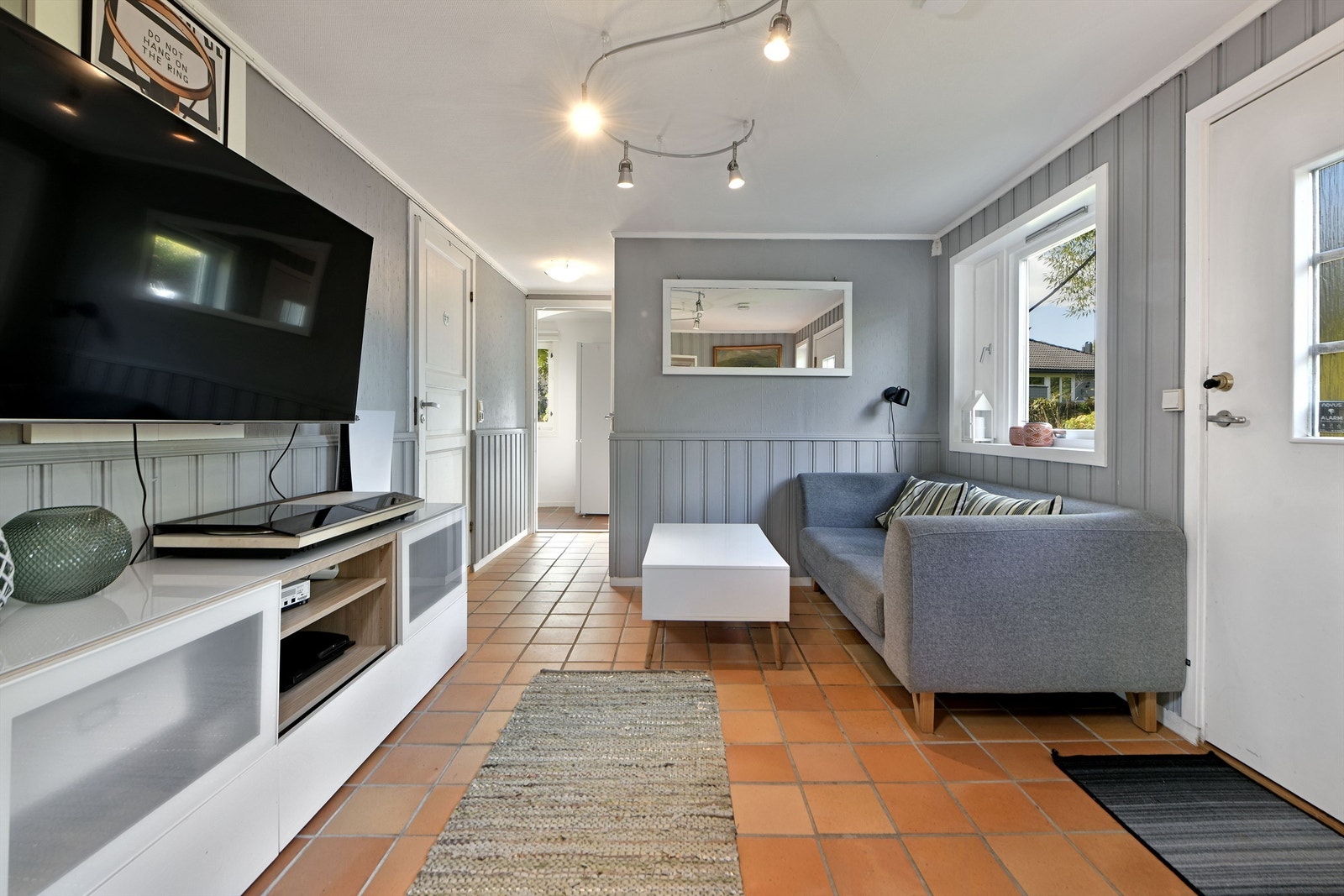 Innredet som hybel - rom benyttet som stue - hybelen har egen entré - rommet er opprinnelig byggemeldt som henholdsvis hall og klær Galleribilde