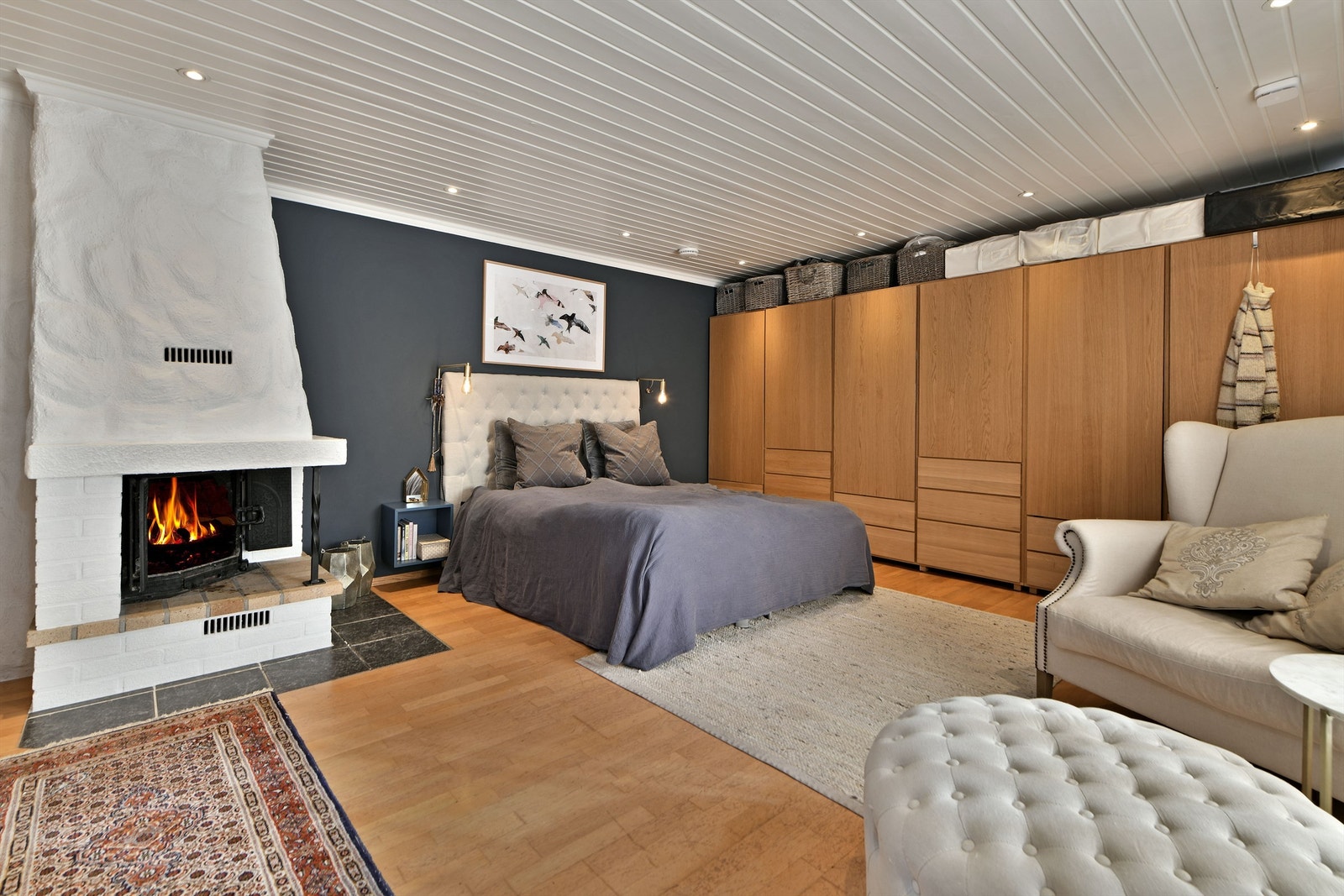 Soverom 1 - rommet er av god størrelse, så her er det flere innredningsmuligheter - peis i lysmalte murkonstruksjoner Galleribilde