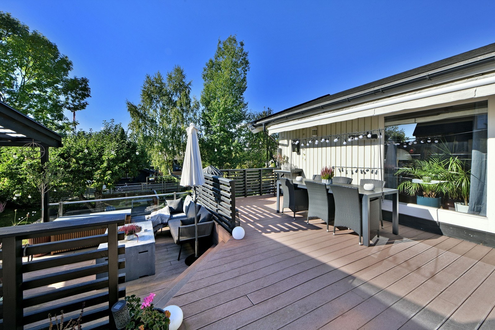 Uteområde - den store terrassen gir plass til både langbord, sofagruppe, grill, m.m. Galleribilde