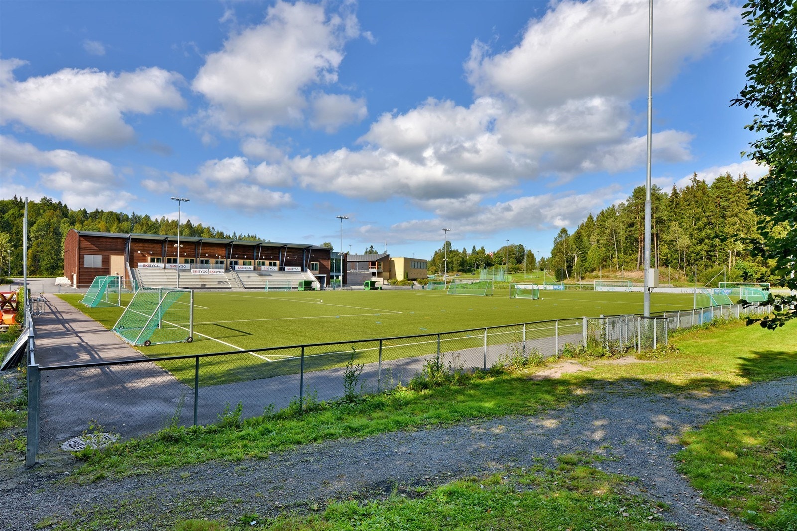 Rett ved nyere idrettsanlegg i regi av Oppegård Idrettslag med oppvarmet kunstgressbane, idrettshall og aktivitetspark Galleribilde