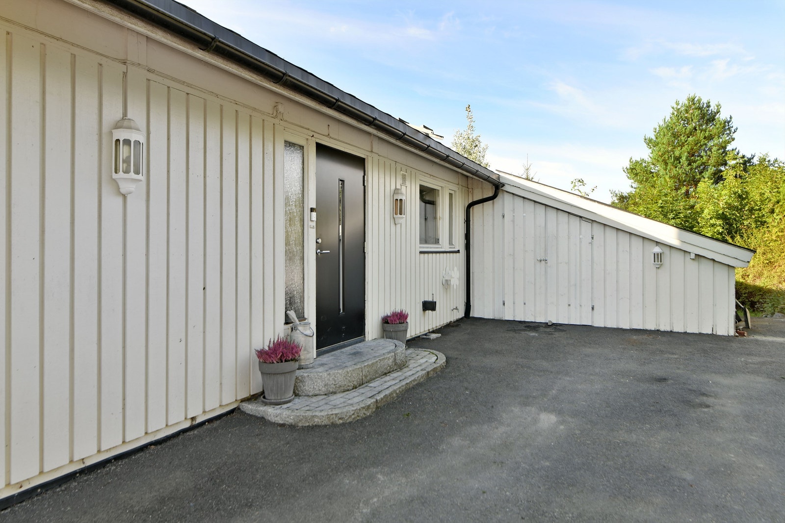 Inngangsparti - det er god plass til flere biler på egen gårdsplass - utvendig bod (tidligere vært benyttet som carport) Galleribilde