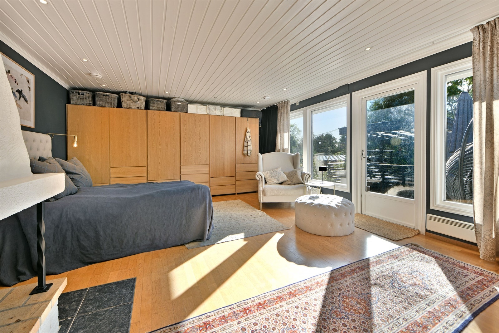Soverom 1 - stort soverom med plass dobbeltseng, garderobe, nattbord og m.m. - store vindusflater over hele veggen som bidrar godt med naturlig lysinnslipp - videre utgang til terrasse Galleribilde
