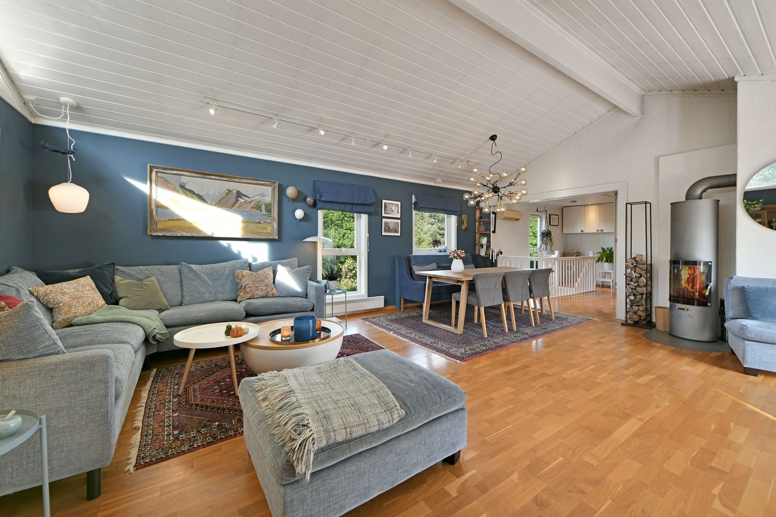 Stue - stor og innbydende stue med god plass til flere soner - perfekt for både spisestueavdeling og en hyggelig sofagruppe Galleribilde