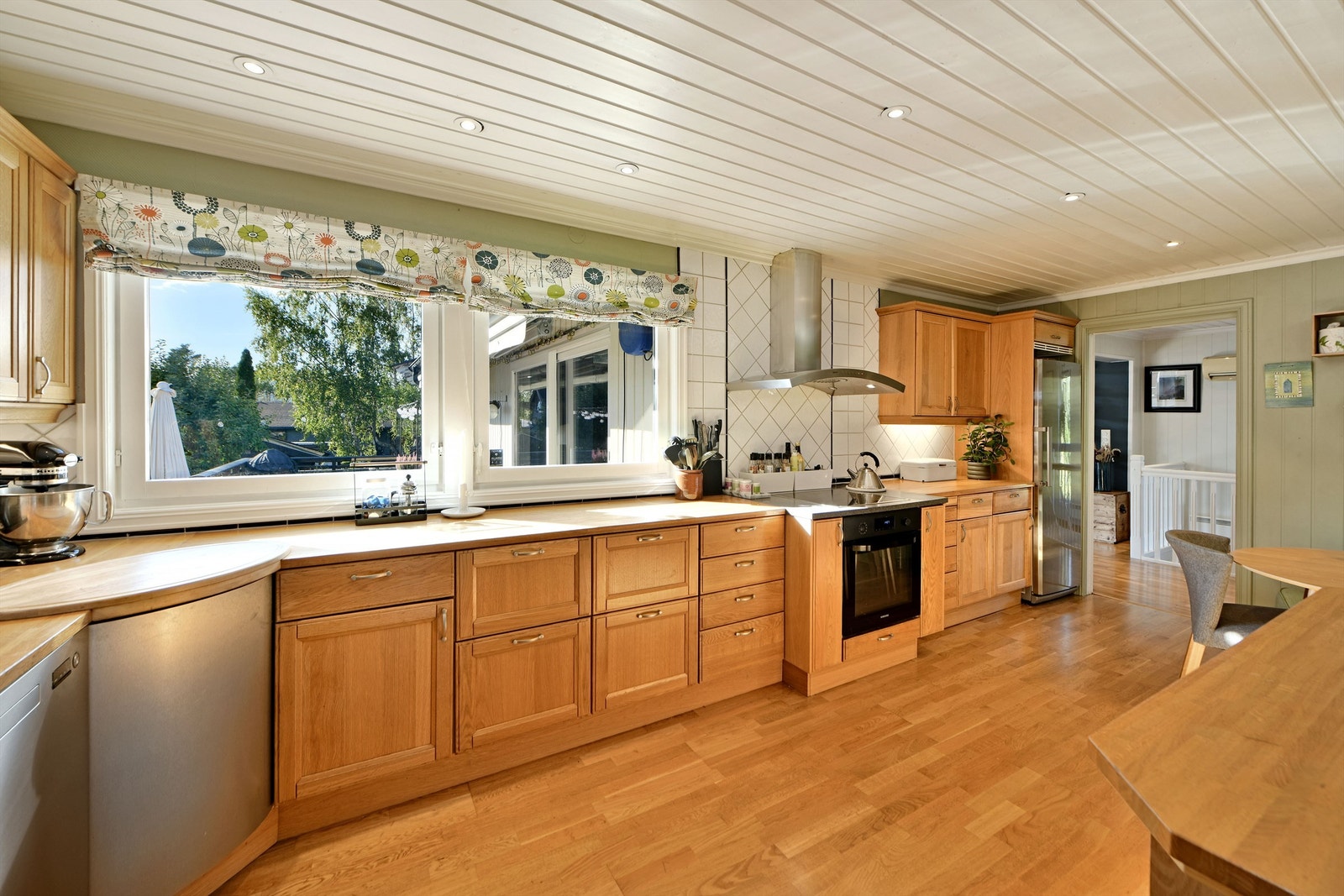 Kjøkken - lyst og praktisk kjøkken med rikelig skap- og benkeplass - behagelig belysning med downlights i himling Galleribilde