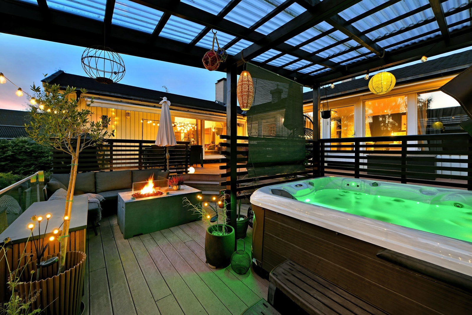 Uteområde - perfekt sted for avslapping - enten i boblebadet eller i loungen ved siden av Galleribilde