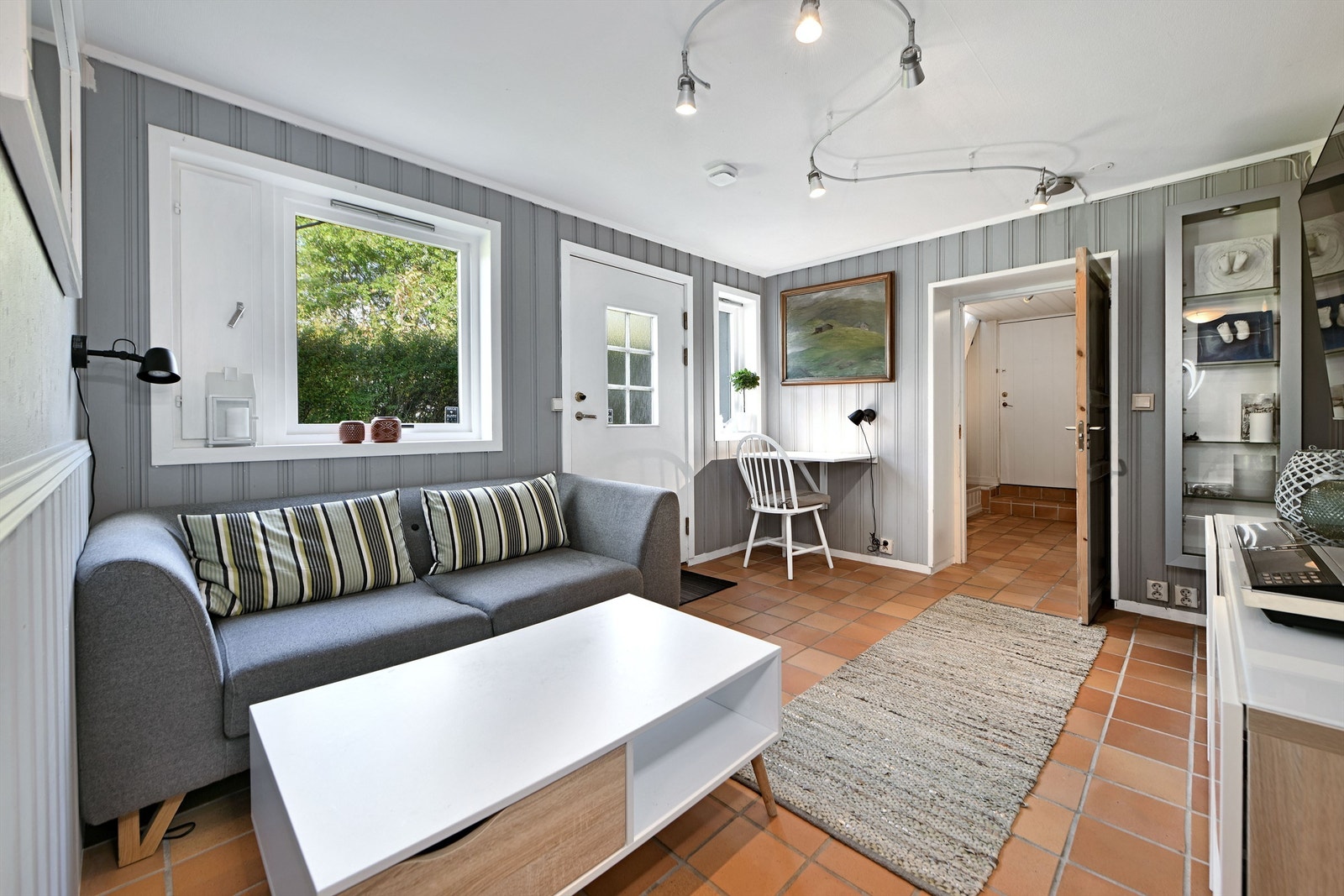 Innredet som hybel - rom benyttet som stue - flere innredningsmuligheter med sofagruppe, bord etc. - rommet er opprinnelig byggemeldt som henholdsvis hall og klær Galleribilde