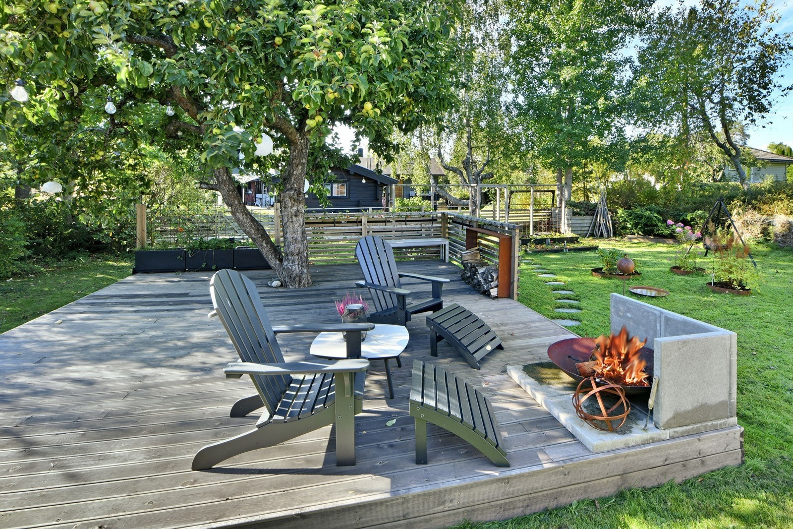 Uteområde - sjarmerende uteplass med både plass til lek og hygge - bålpanne til sene kvelder Galleribilde