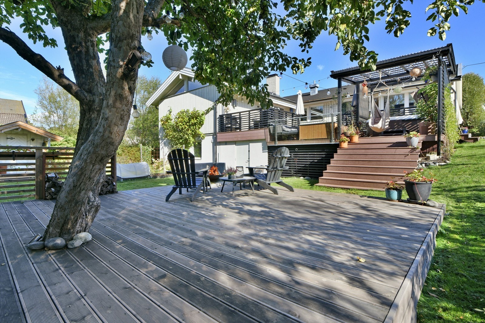 Uteområde - unikt uteområde med platting og tre som gir naturlig skygge Galleribilde