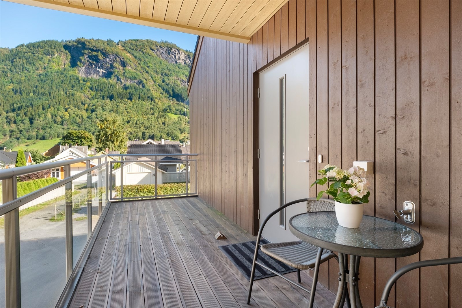 Ved inngangsdøra, er det ein flott veranda med moglegheit for sitjegruppe. Galleribilde