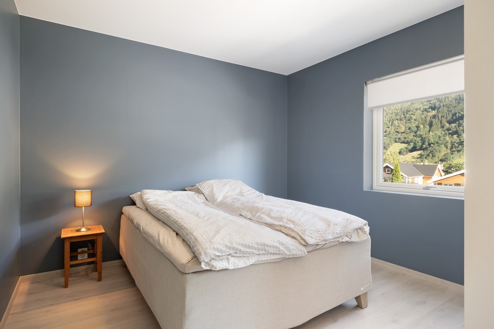 Hovudsoverommet er av god storleik, med plass til garderobeskap. Her er det garderobeskap frå Langlo. Galleribilde