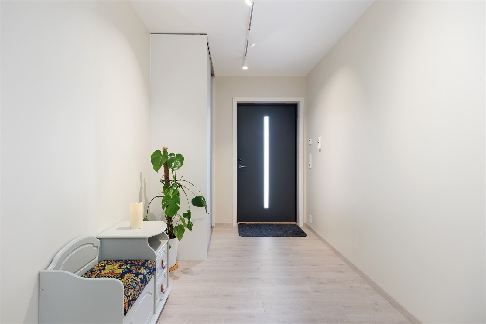 Ein romsleg gang tek deg i mot, og mykje plass til å henge frå seg kle og setje frå seg sko. I gang er det garderobeskap frå Langlo. Galleribilde