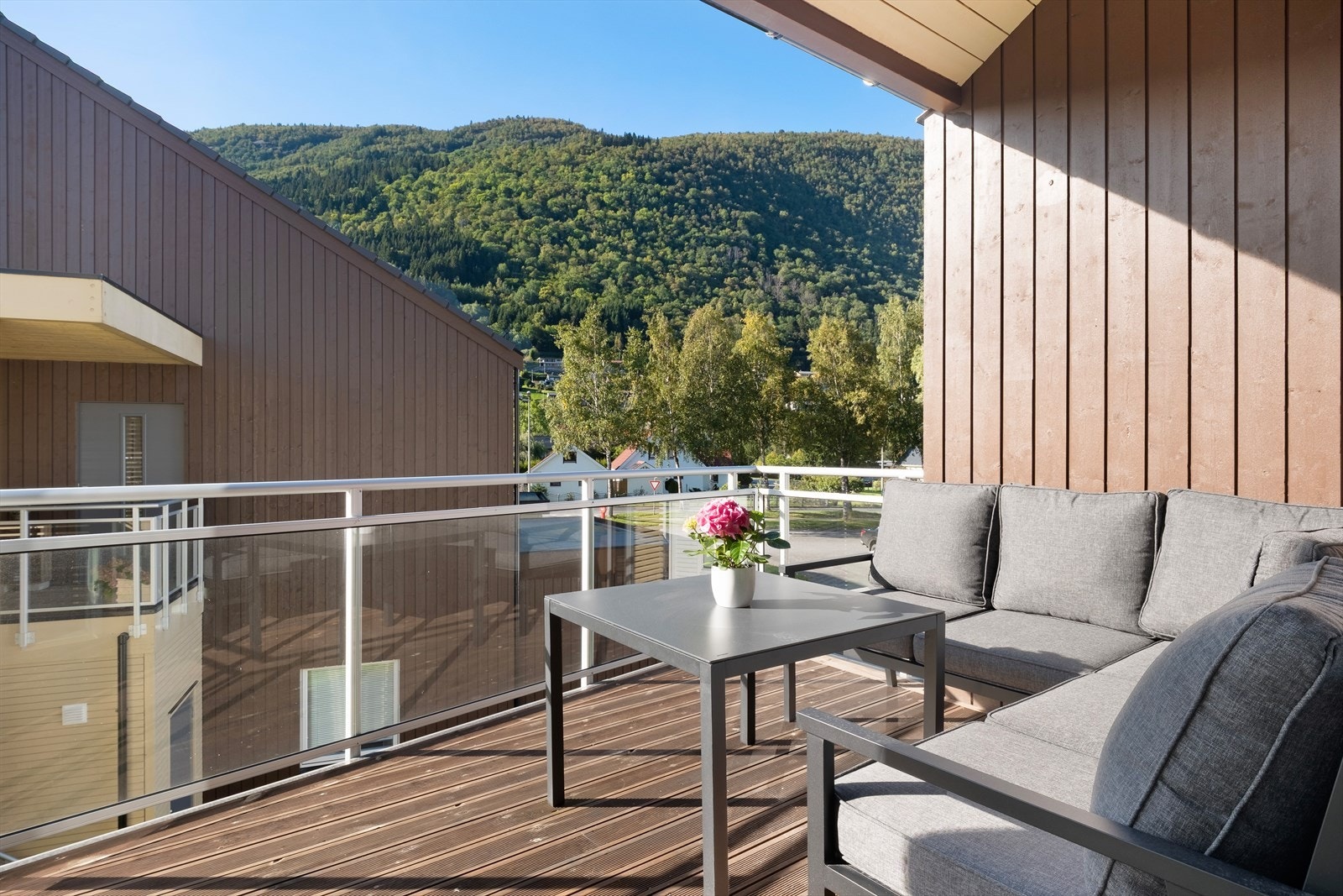 Frå leilegheita har ein gåavstand til det meste Vik har å by på, som blant anna daglegvarebutikkar, kafear og aktivitetstilbod. Galleribilde