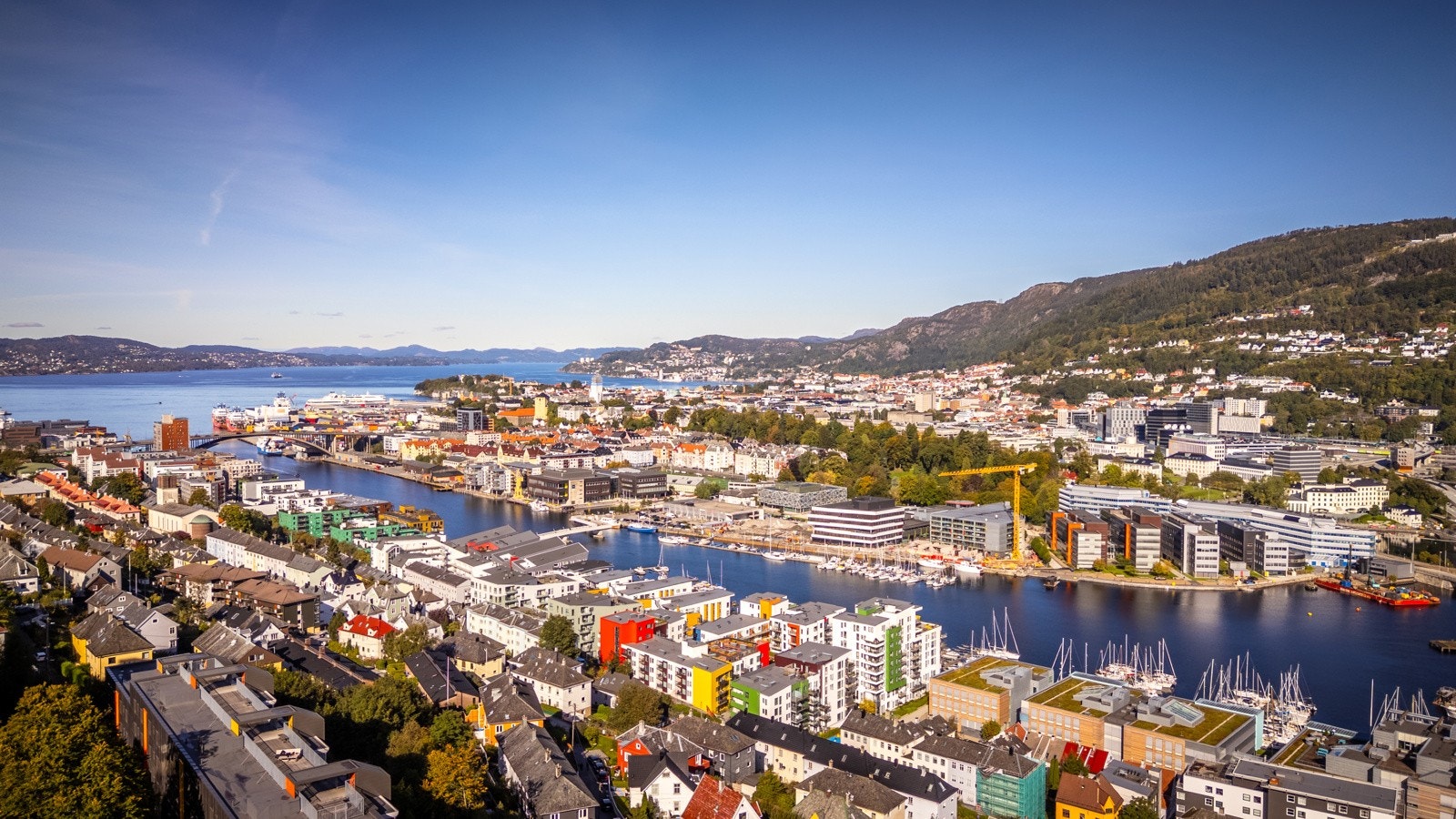 Fra leiligheten er det kun 1,9 km til Festplassen midt i sentrum - Det er hyppige bussavganger til sentrum rett utenfor døren Galleribilde